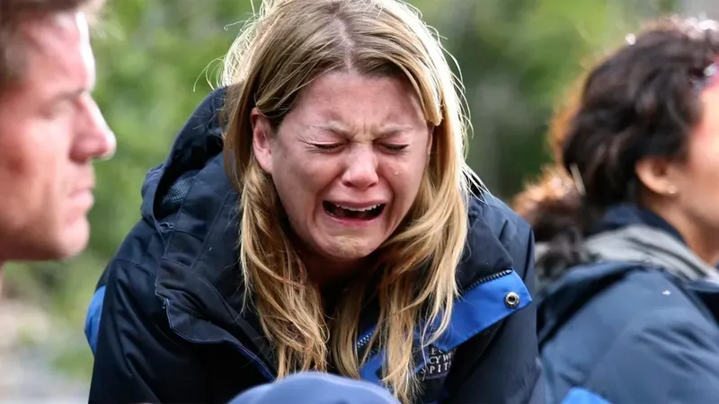 Es la muerte más dolorosa de 'Anatomía de Grey' pero pudo ser peor: un cambio de última hora salvó al personaje de una caída accidental