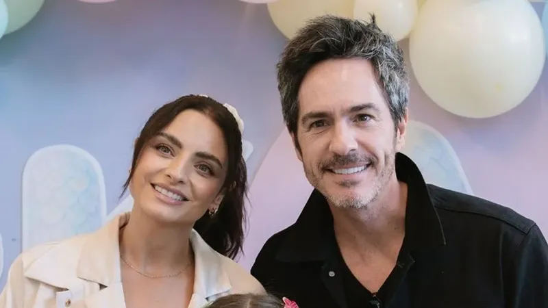 Aislinn Derbez reaparece sonriente junto a Mauricio Ochmann: ‘Se vienen cositas’