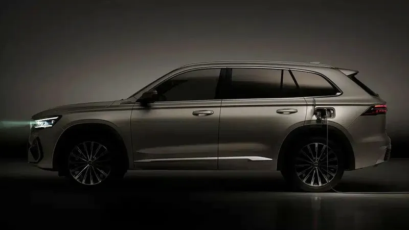 Tras el lanzamiento del pequeño E2, Geely apuesta por un híbrido enchufable para frenar el éxito del Toyota RAV4