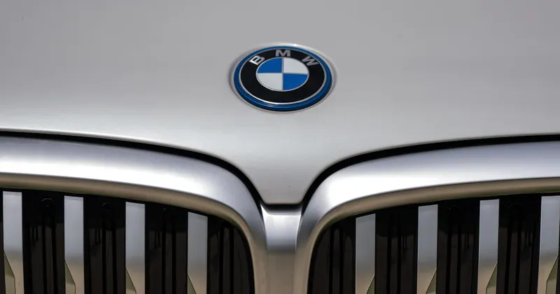 BMW supera expectativas tras recortes de costos, pero enfrenta presión en China