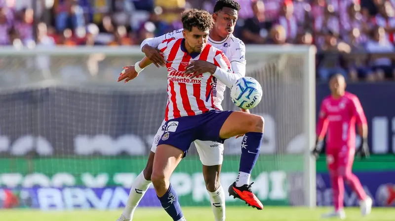 Chivas pega temprano en San Luis y asalta el subliderato del torneo