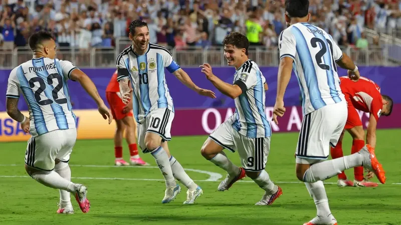 Julián le regala a Messi el clásico con Inglaterra que le faltaba