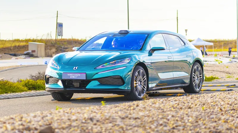 BYD presenta su marca premium en España: el DENZA Z9 GT eléctrico tiene más de 1.100 CV y se carga casi al completo en 10 minutos