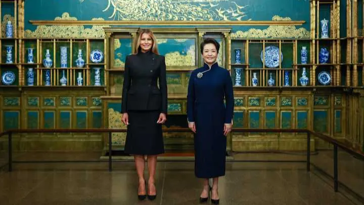 Peng Liyuan y Melania Trump visitan el Museo Nacional Smithsonian de Arte Asiático en Washington