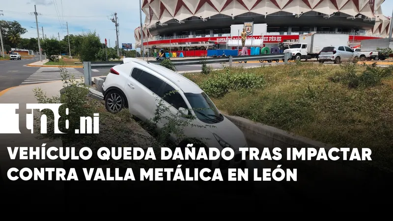 Conductor pierde el control y choca contra valla frente a estadio de León