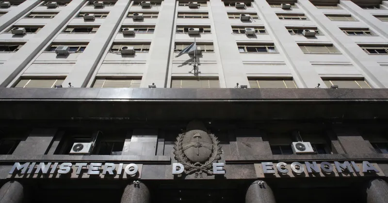 Gobierno de Milei registra déficit en junio pero cierra el primer semestre con superávit