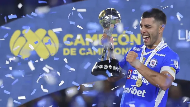 Cruz Azul confirma que Erik Lira se va al Mónaco