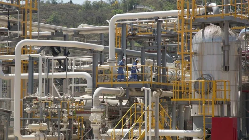 Fallas en logística retrasa la distribución de combustible en Bolivia, dicen autoridades