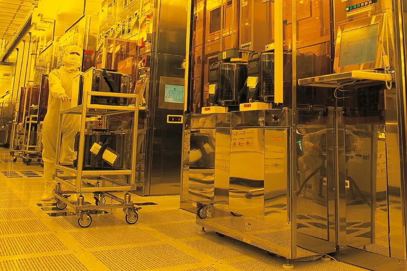 Se suponía que China iba por detrás en equipos para fabricar chips. Ahora su tecnología de grabado es el estándar y hasta TSMC la usa