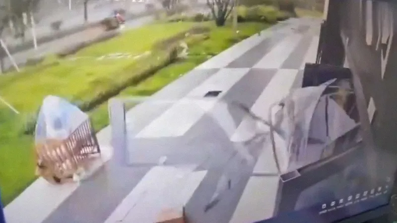 El viento arrastra una cuna con todo y niña en China