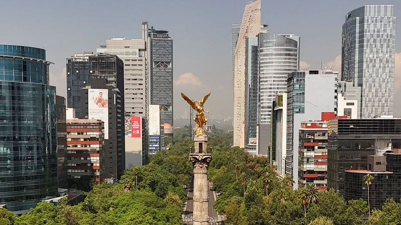 No son americanistas, es Colombia llenando el Ángel de la Independencia