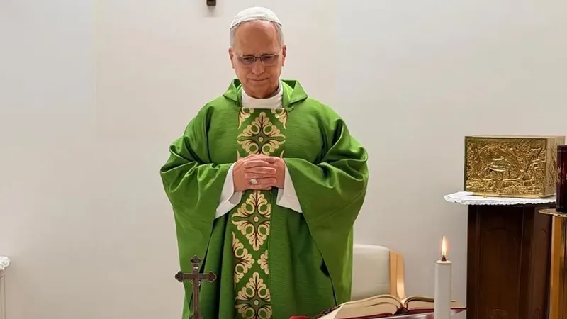 El Vaticano publica las primeras fotos del papa tras su cirugía