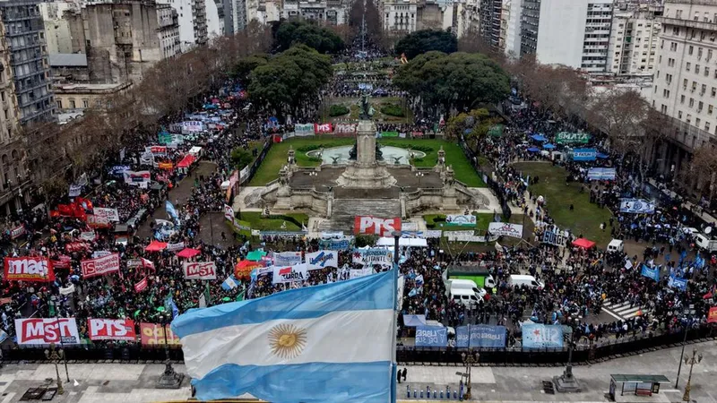 "Hay que poner un límite": argentinos salen a las calles contra una iniciativa clave para Milei