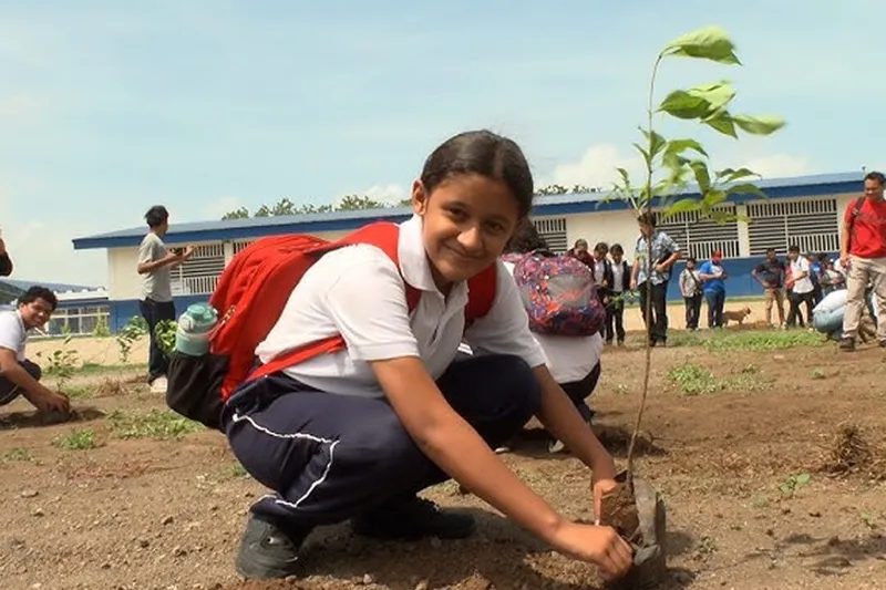 Estudiantes reforestan Centro Educativo Carlos Fonseca Amador