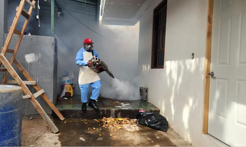 Brigadas de salud aplican Natular y fumigan viviendas en el barrio San Judas