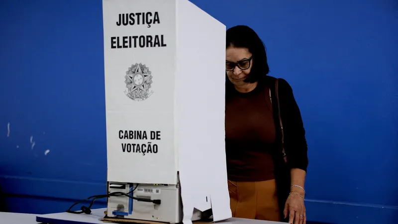 Los brasileños acuden a los centros electorales en la segunda vuelta de las elecciones presidenciales