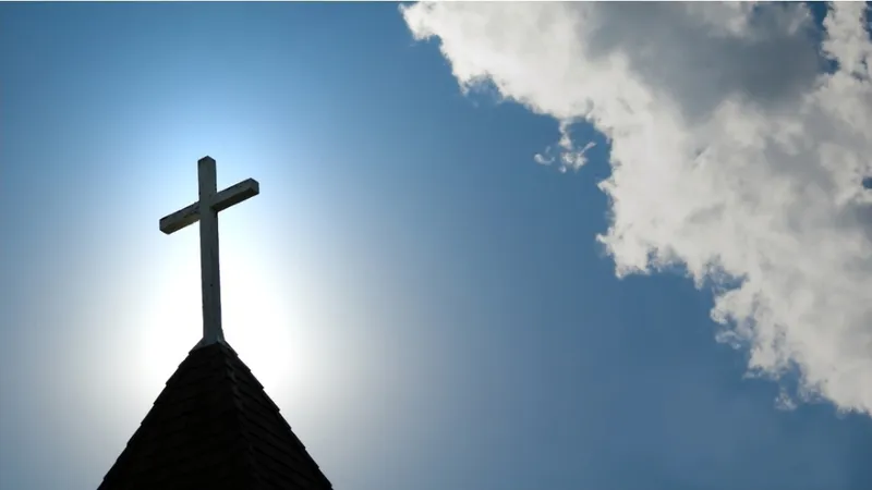 Exlíder de iglesia evangélica y su esposa son acusados de múltiples cargos de violación