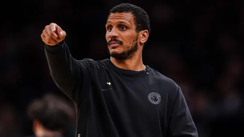 Joe Mazzulla, nombrado Entrenador del Año de la NBA