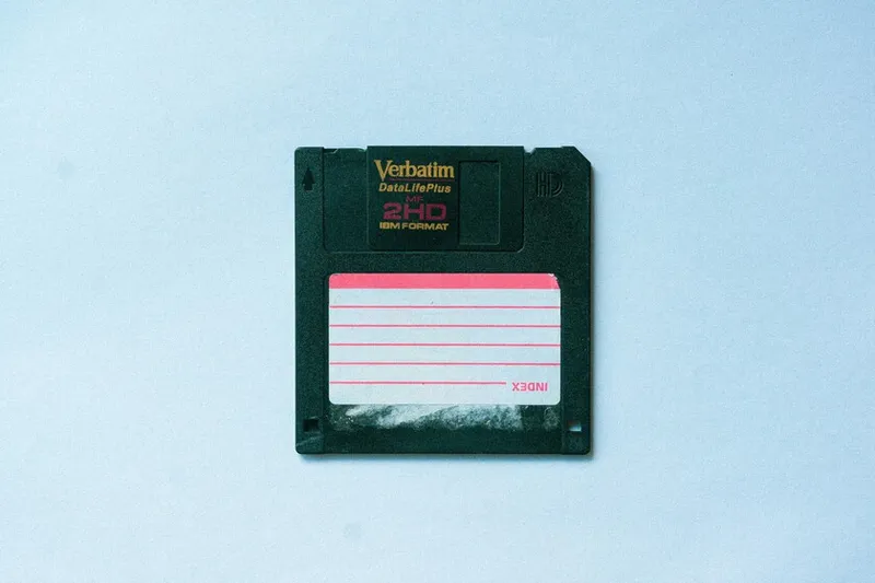 En plena era de la IA hay quien defiende una idea radical: que el software siga cabiendo en un disquete