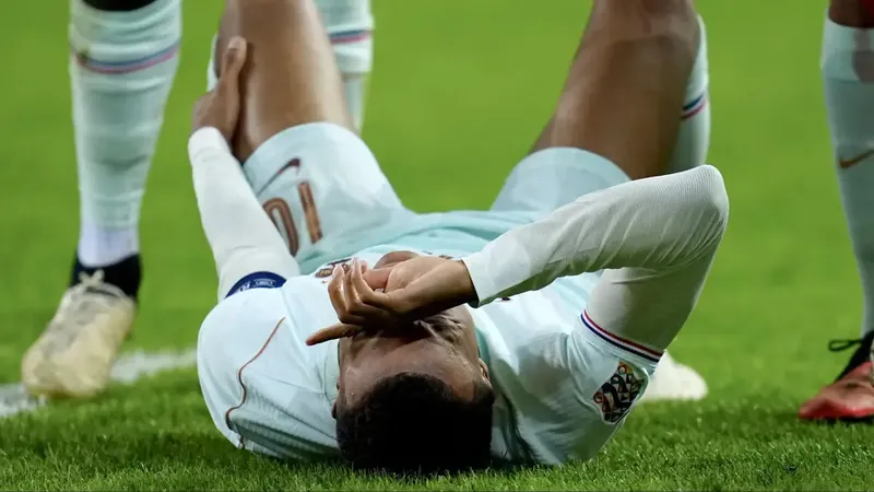 Zidane, sobre la lesión en la rodilla de Mbappé: "No está bien. Va a tener que volver a Madrid"