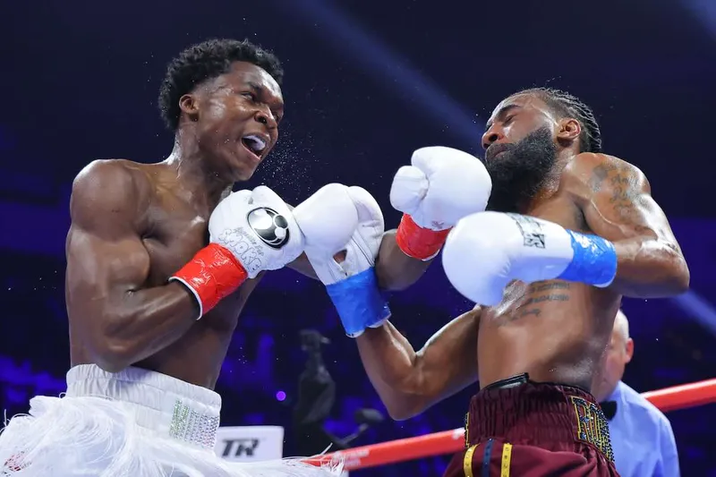 Abdullah Mason derrotó a Albert Bell para defender exitosamente su título de peso ligero
