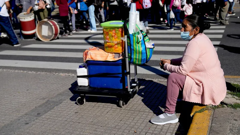 "Precarización alarmante": sube la informalidad laboral en Argentina y alcanza su mayor nivel en nueve años