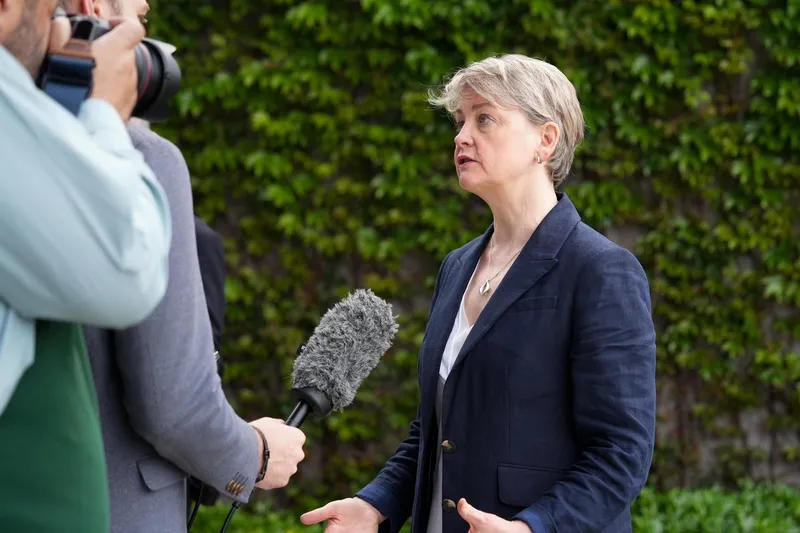 Ministra de Exteriores británica advierte sobre crisis alimentaria por bloqueo de Ormuz