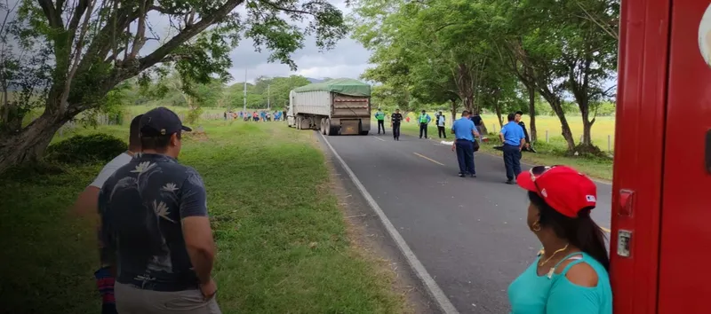 Motociclista muere tras ser impactado por una rastra en Rivas
