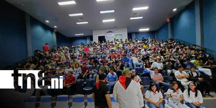 Jóvenes atletas de Nicaragua reciben reconocimiento y material deportivo