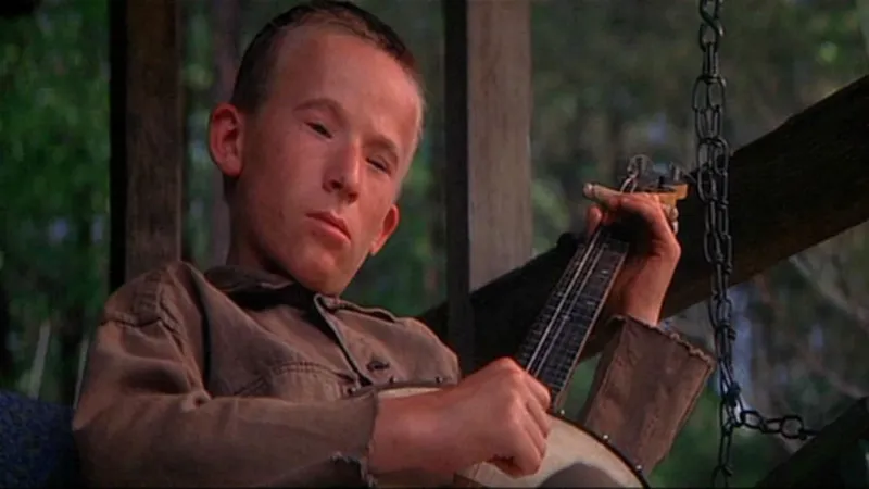 Hace 52 años, usó la magia del cine para tocar el banjo con una mano: consiguió una de las escenas más recordadas del cine de aventuras y un éxito de ventas