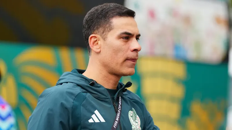Rafael Márquez se calza los tenis y empieza su labor de cancha en la selección mexicana