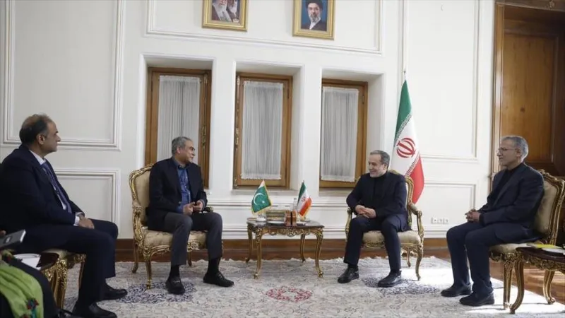 Ministro pakistaní llega a Irán para impulsar negociaciones Irán-EEUU
