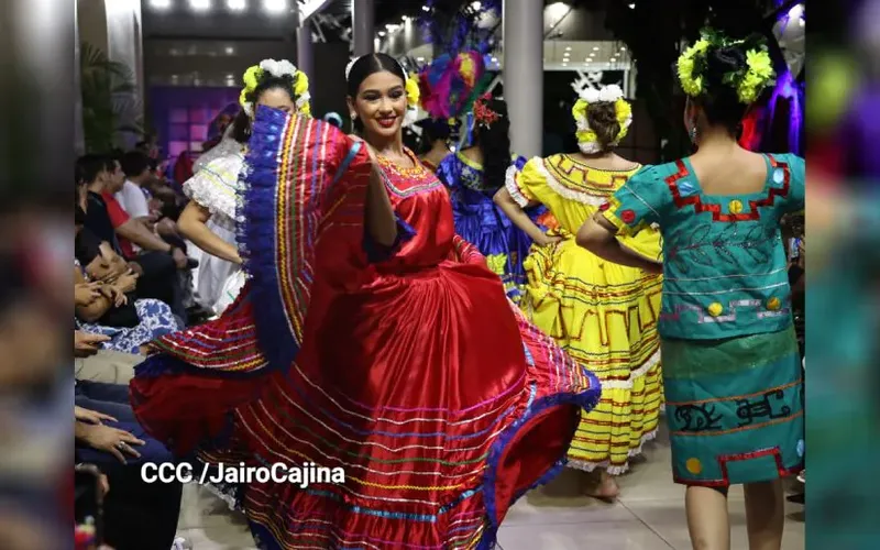 Bailes, desfiles y pasarelas celebran el Día Nacional del Huipil