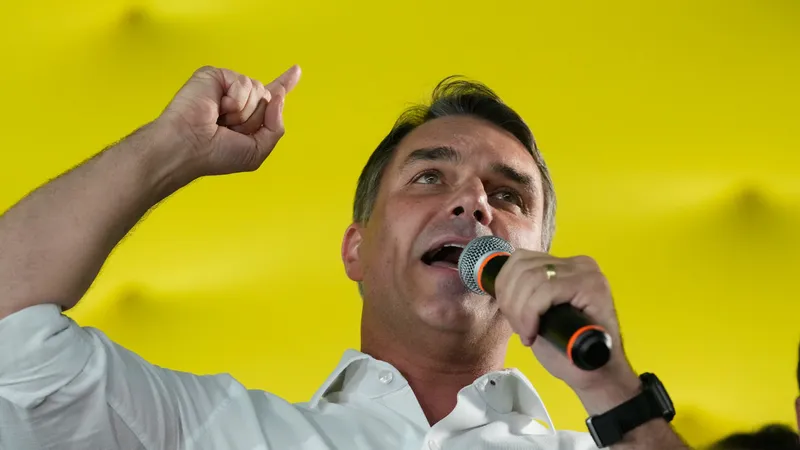 Flávio Bolsonaro promete cambiar la Constitución de Brasil para "redemocratizar el país"