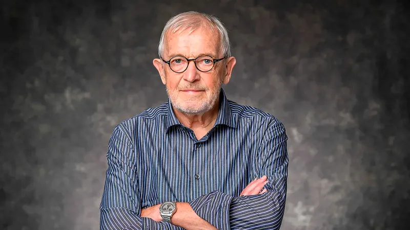 Francis Halzen gana el Nobel de Física por abrir una ventana al universo desde la Antártida