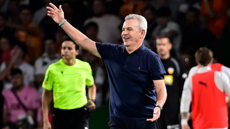 Javier Aguirre, comprometido a "ganar como sea" para que Valencia remonte