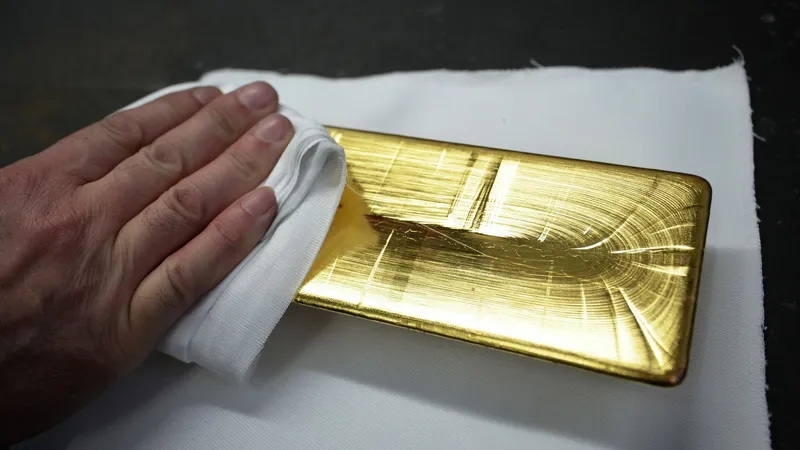 El oro cotiza en su nivel más bajo desde hace seis meses