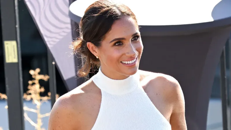 Meghan Markle celebra su cumpleaños 45 con divertidas fotos en traje de baño