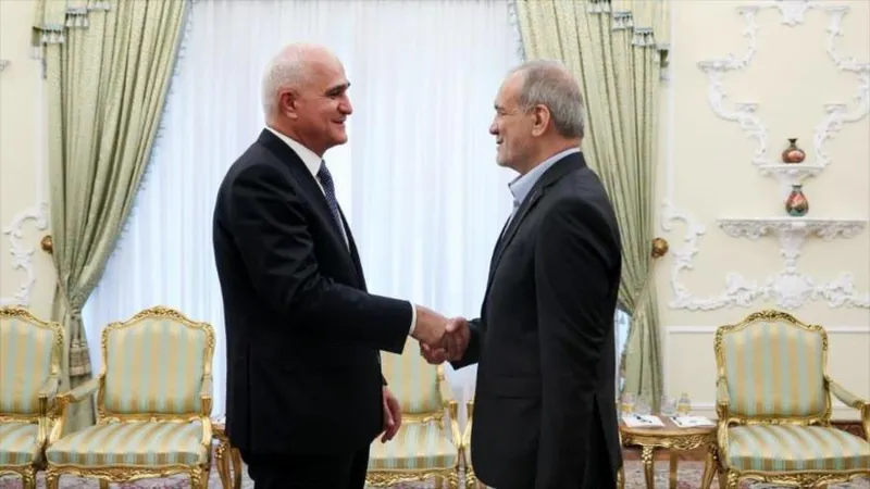 Pezeshkian: Fronteras no son obstáculos para ampliar lazos Irán-Azerbaiyán