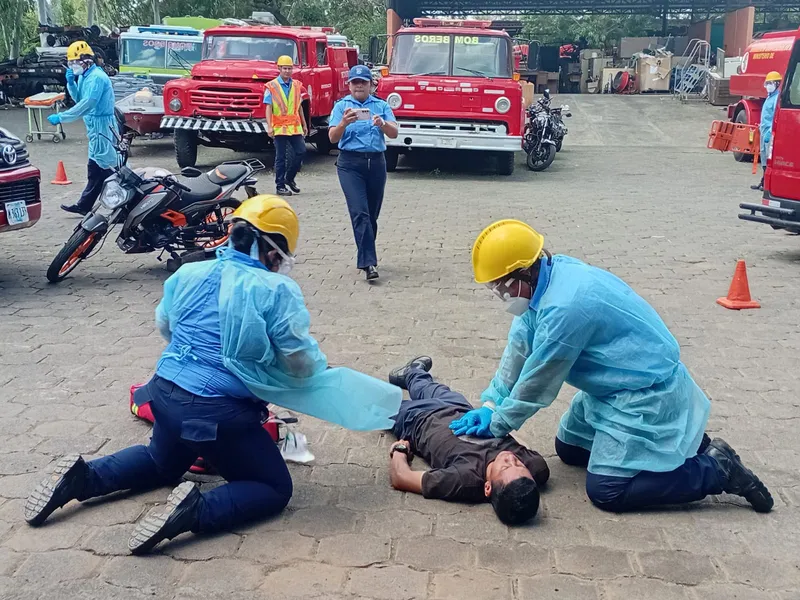 Bomberos Unidos ponen a pruebas sus habilidades para salvar vidas