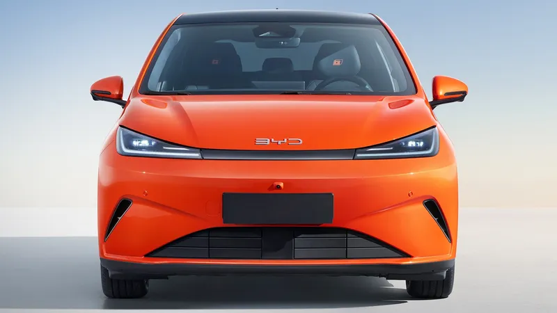 1.000 km de autonomía y 4,16 metros de largo para el BYD híbrido enchufable más pequeño y barato que llega ya a España