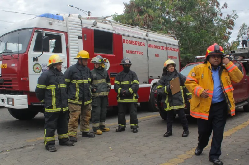 Inspección bomberil fortalece seguridad en mercado Israel Lewites