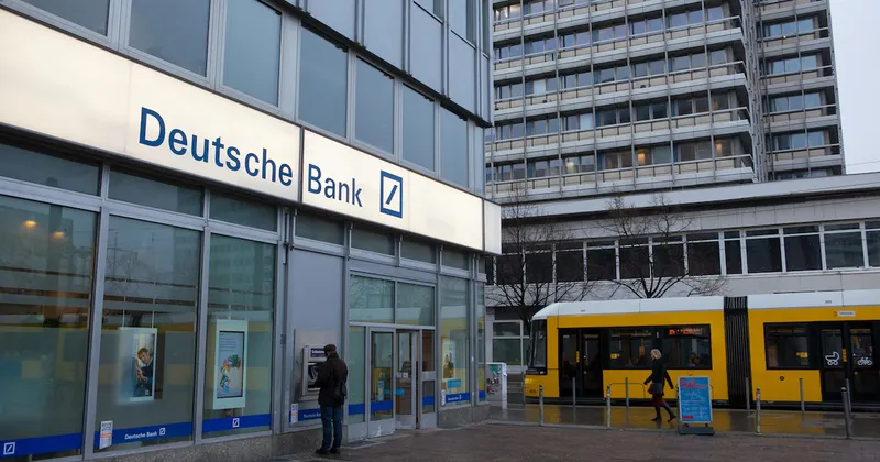 Deutsche Bank anticipa más alzas de tasas en Colombia y ve un avance limitado del peso