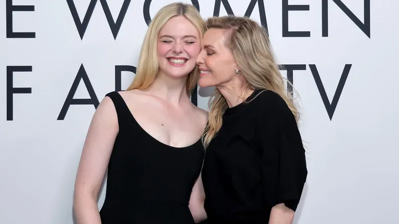 Michelle Pfeiffer y Elle Fanning son cómplices de estilo y elegancia en la alfombra roja