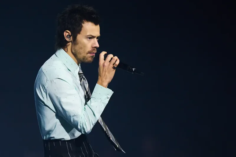 Harry Styles rinde homenaje a Liam Payne en el aniversario de su muerte con una canción inédita