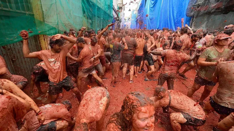 La Tomatina se puede ver hoy en la TDT y en streaming con una cobertura espectacular: 17 cámaras y un dron