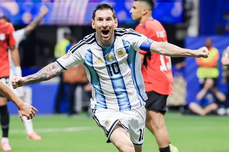 Argentina logra histórica remontada y avanza a cuartos de final