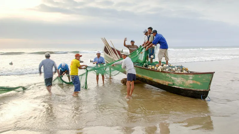 Sin escapatoria: el peligroso dilema que enfrentan pescadores en este rincón de Latinoamérica