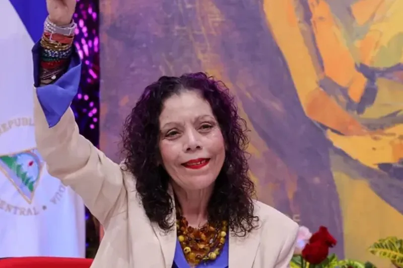 Copresidenta Murillo comparte alegría por nacimiento de nieto