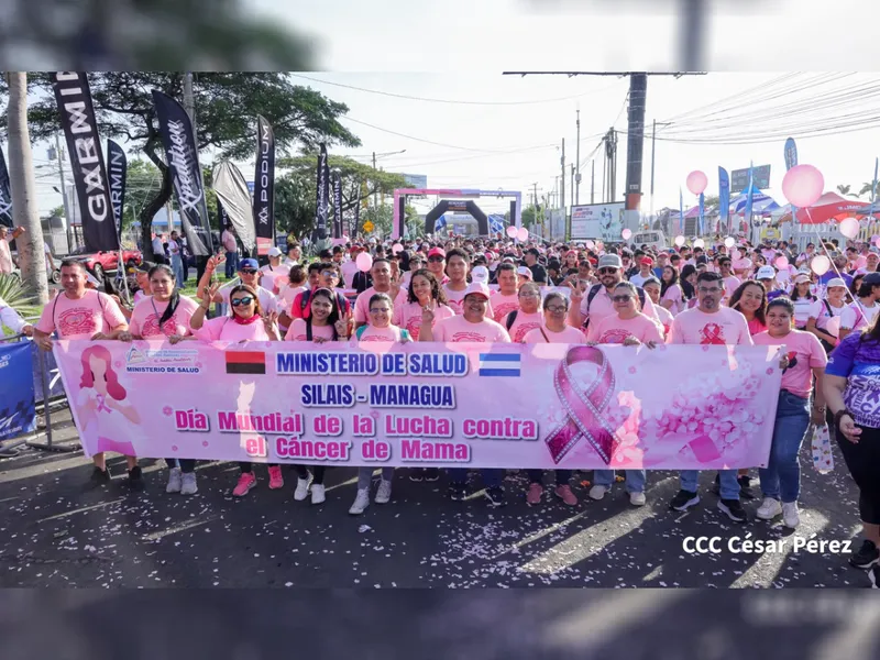 Miles de nicaragüenses participaron en la VIII Carrera Rosa